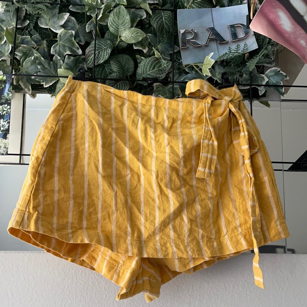 YELLOW STRIPED SHORTS WITH A WRAP